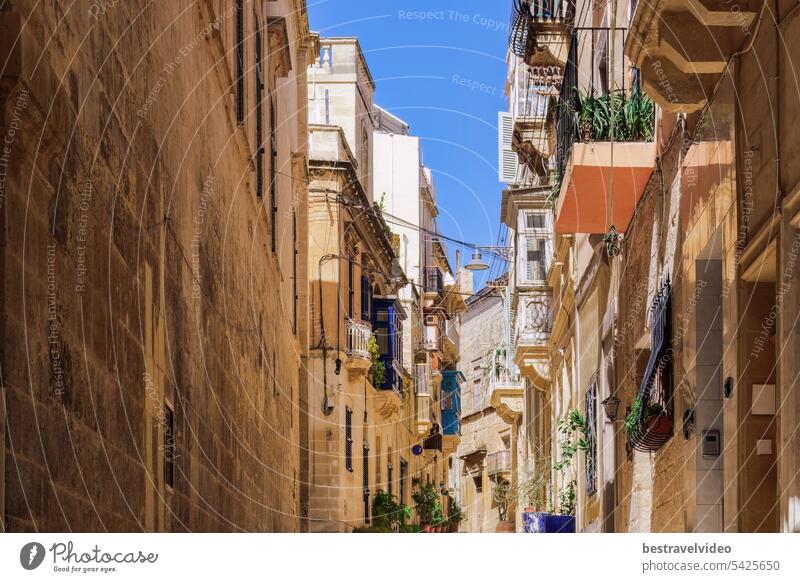 Traditionelle maltesische Kalksteinhäuser mit bunten Balkonen in den lebhaften Gassen der Altstadt von Birgu, Citta Vittoriosa ohne Gedränge.