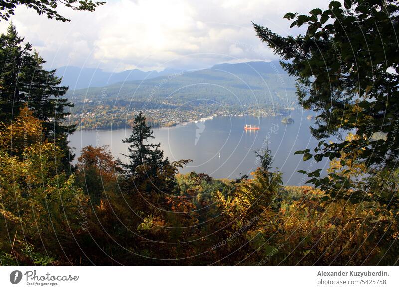 Blick auf die Pazifikbucht und die Berge vom Burnaby Mountain, British Columbia, Kanada Vancouver Westküste Meer MEER Berge u. Gebirge Ansicht fallen Herbst