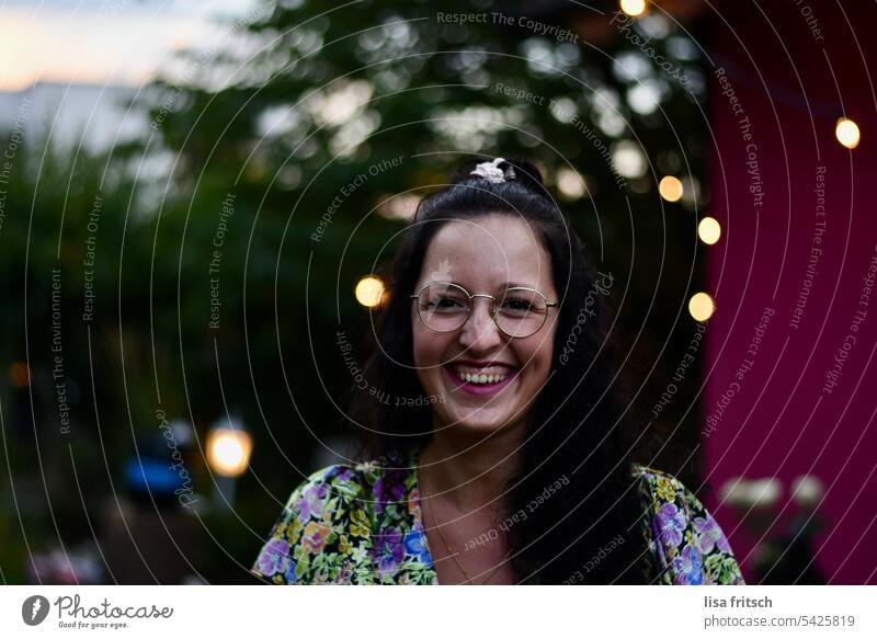 FRAU - LACHEN - HERZIG Frau 25-29 Jahre brünett Locken Brille Ausstrahlung glücklich zufrieden Ausgelassenheit Erwachsene Außenaufnahme Farbfoto hübsch