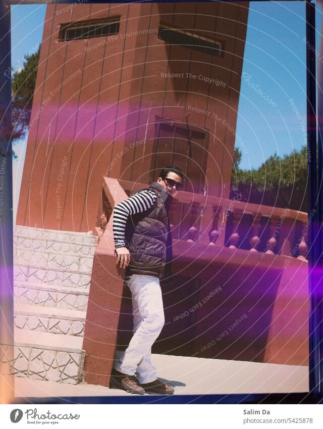 Stilvolle Aufnahme eines modischen Mannes im Freien Styler gestylt Outdoor-Fotografie stylisch Model Modellierung Pose Posen Angeber gestalten Mode-Modell