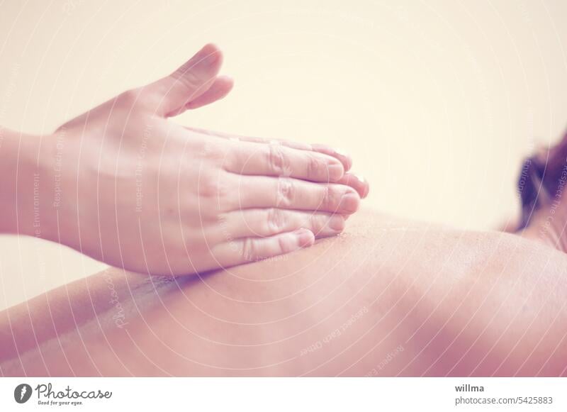 Rückenmassage again Hände Massage massiere Therapeut Physiotherapie Wellness Therapie Behandlung Erholung Körper Rückenschmerzen Alternativmedizin Wohlgefühl