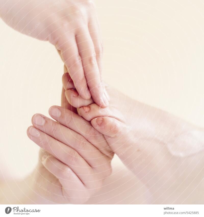 Hand und Fuß Fußmassage Fußreflexzonenmassage Massage Physiotherapie Wellness Zehen Zehenmassage Behandlung Gesundheitswesen Therapeut Wohlbefinden Erholung