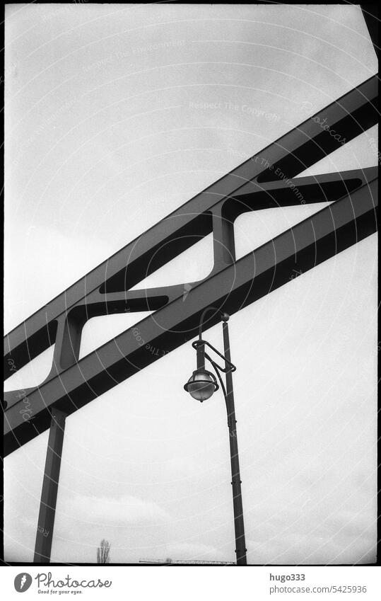 Stabbogenbrücke Brücke - gebaute Konstruktion Schwarzweißfoto Architektur Stahl Himmel Metall Bauwerk Stahlkonstruktion Brückenkonstruktion Bogen Stahlträger