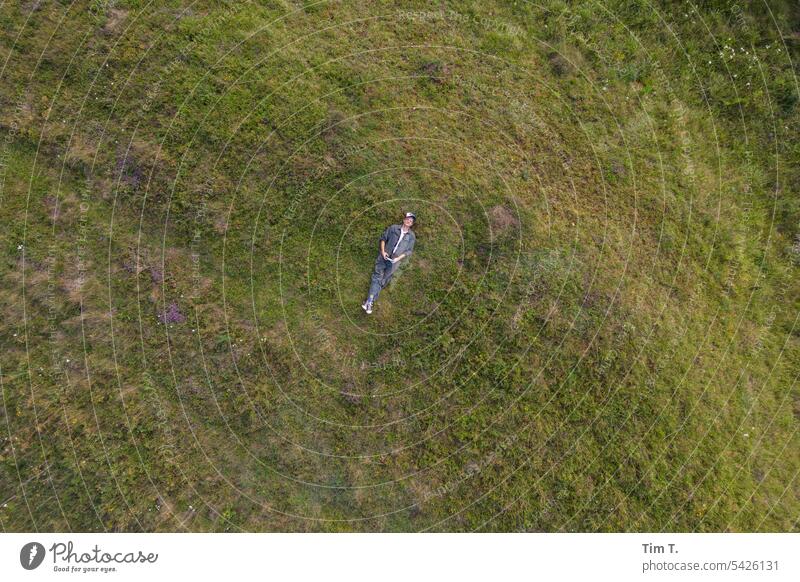 Pause Mann selfie Wiese liegen overall Drohnenansicht grün schön Natur ruhig Gras Erholung Sommer Rasen Außenaufnahme Tag Farbfoto Trzoska schlafen