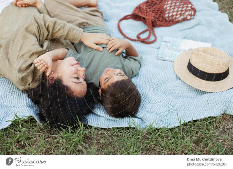 Mutter und Sohn im grünen Park im Sommer im Urlaub auf Picknick. Glückliche Familie. Muttertag. Mutterschaft Konzept. Junge Kind Kindheit Mutter und Kind Natur