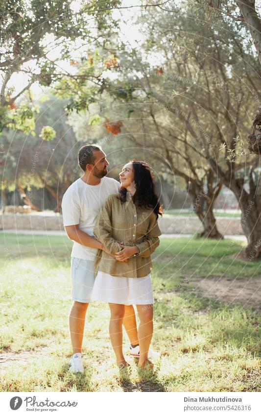 Paar umarmt im Sommer Park in Olivenhain in grün olive Farbpalette. Erdige Töne Liebe und Paar Ziele ästhetisch. Umarmung Familie Zusammensein Leinen Ästhetik