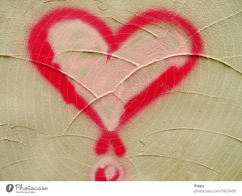Herziges Wandfundstück rotes Herz Liebe Valentinstag Symbole Zustimmung emotion Putzfassade Hauswand Graffiti Zuneigung Gefühle Romantik Liebesbekundung