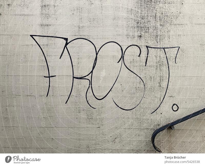 Graffiti Schriftzug FROST an einer grauen Betonwand Frost Wand Typographie Großbuchstaben-Schriftzug schwarz trostlos Trostlosigkeit kalt frostig frieren