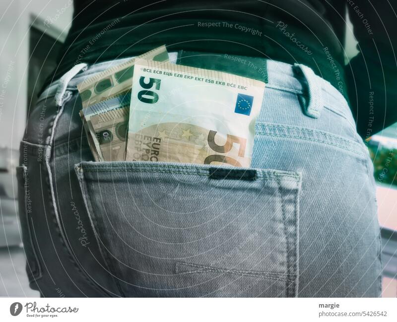 Geldscheine in der Hosentasche Jeanshose Frau Detailaufnahme 50 Euro vermögen bar Konzept Kaufkraft geldschein finanzen Scheine bargeld Konsum sparen
