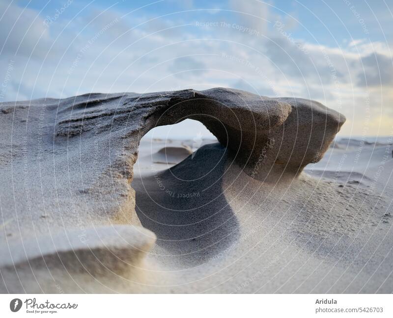 Auch Löcher halten nicht ewig | Skulptur aus Sand am Strand von der Natur gebaut Meer Küste Wasser Loch Nordsee Ferien & Urlaub & Reisen Landschaft Sommer