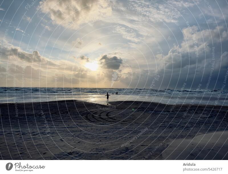 Sonnenuntergang an der Nordsee | Eine Person steht in der Ferne barfuß auf dem nassen Sand Kind Strand Meer Ferien & Urlaub & Reisen Küste Tourismus Erholung