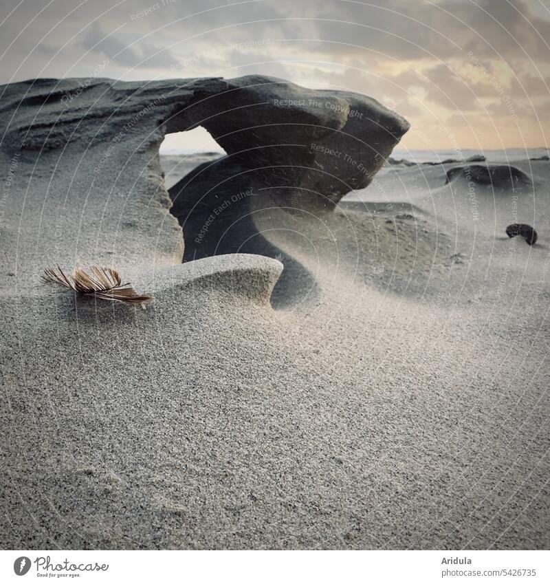 Launen der Natur | Skulptur aus Sand, geformt von Wind und Wellen Strand Nordsee Loch Durchblick Abend Meer Küste Himmel Ferien & Urlaub & Reisen Sommer