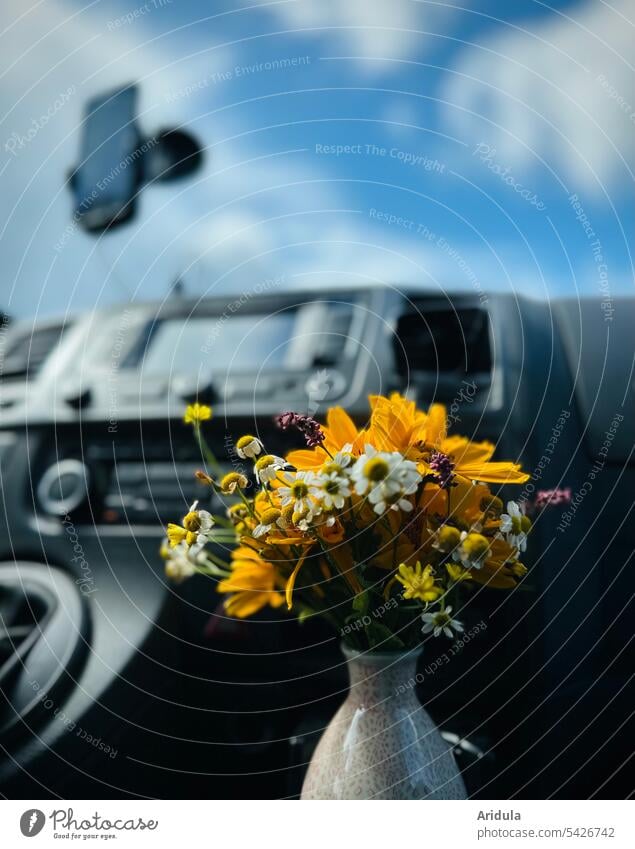 Ein bisschen Heimeligkeit für unterwegs Blumenstrauß Blumensträußchen Auto Dekoration & Verzierung Vase Autodeko heimelig Hygge Blüte Sommer Autofahrt reisen