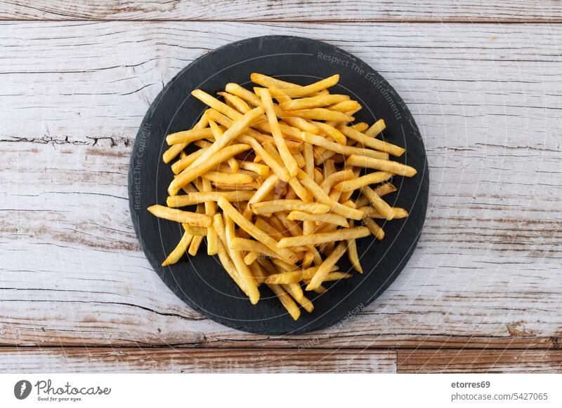 Bratkartoffeln, Pommes frites auf Holztisch Chips Knusprig knackig Speise schnell Fastfood Lebensmittel gebraten Fries golden Mittagessen Ernährung Teller