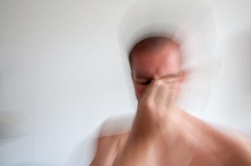 Stress lass nach Erwachsener Mensch männlich überlastet überfordert Überarbeitung Überforderung Überlastung überarbeitet Erschöpfung Hand Kopf nachdenken