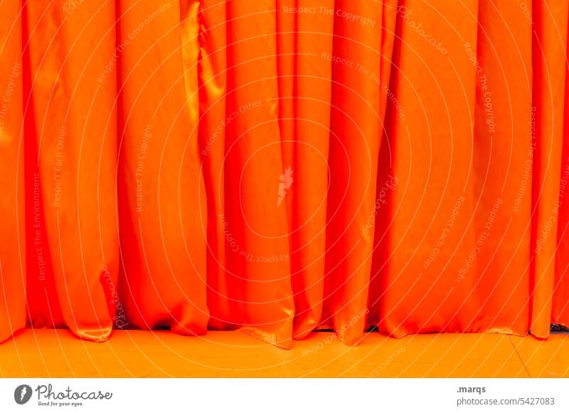 Vorhang orange Bühne Vorfreude Neugier Kino Veranstaltung Theater Show Faltenwurf Kultur Entertainment Erwartung Überraschung geschlossen Textil Präsentation