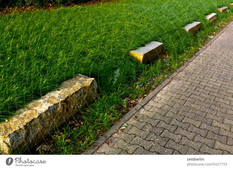 Unterbrochene Bordsteinkante weg straße bordstein bordsteinkante granit bürgersteig spaziergang wegstrecke gras rasen wiese grün straßenbegleitgrün grenze