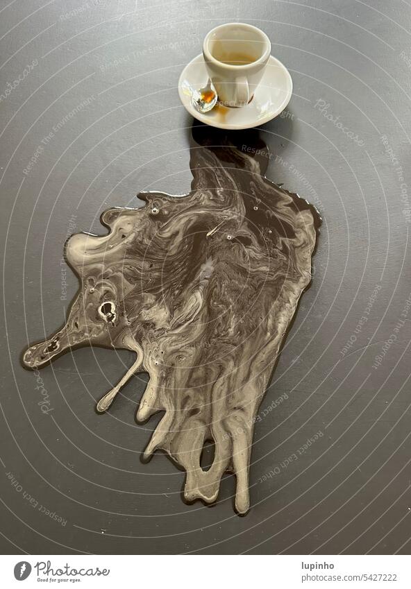 Espressoklecks auf dunkler Tischplatte Klecks Pause Schiefer künstlerisch figur gesicht abstrakt break tasse esoressotasse