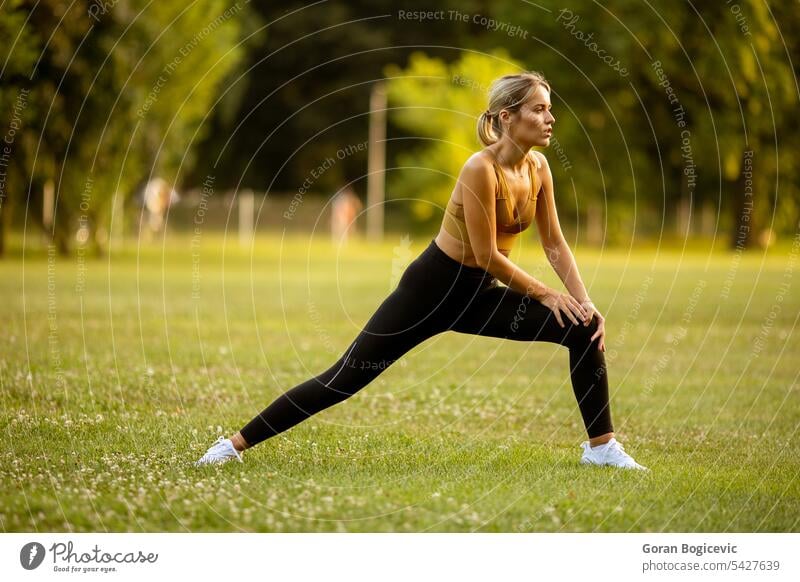 Hübsche junge Frau streckt sich im Park passen Fitness Person Übung Training Sommer Natur Gesundheit Lifestyle im Freien Schönheit Frühling schön sportlich