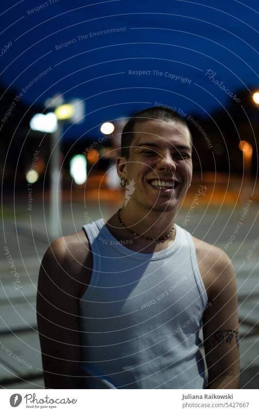 lachender junger Mann nachts in der Stadt unterwegs Bokeh Lifestyle jugendlicher gen z ästhetisch Junger Mann Mensch Porträt authentisch natürlich Nacht