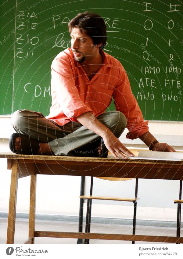 Italienisch Unterricht Schulunterricht Tisch Engagement Schwung Lehrer Hemd rosa grün Schule Sprache sitzen Freude Einsatz Mensch Schilder & Markierungen