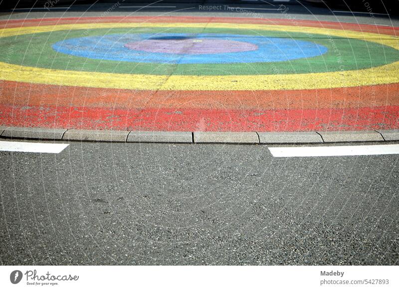 Der Regenbogen Kreisel in Regenbogenfarben mit grauem Asphalt im Sonnenschein an der Vilbeler Straße und Großen Friedberger Straße in der Innenstadt von Frankfurt am Main in Hessen
