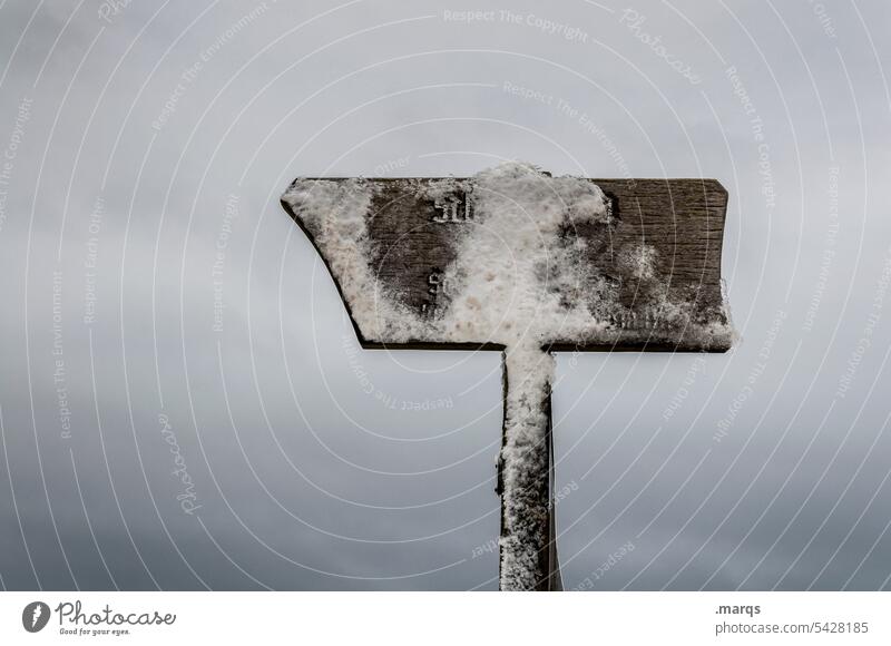 Orietierungslos Kälte Frost Winterstimmung orientierungslos verschneit verdeckt nirgendwo Wegweiser Schild Schnee Hinweisschild Wolken Schilder & Markierungen