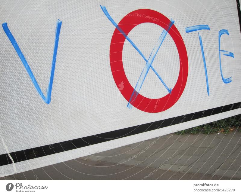 'Aufforderung zum Wählen: Straßenschild (Durchfahrtsverbot) mit blauem Schriftzug "Vote"  / Foto: Alexander Hauk Wahl wählen bundestag bundestagswahl europa