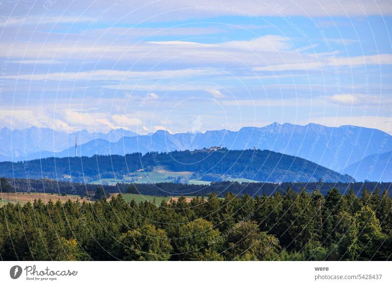 Alpenblick über Wiesen und Feldwege in Richtung Alpen bei Reichling in Bayern an einem Sommertag mit blauem Himmel und leichten Wolken Blauer Himmel