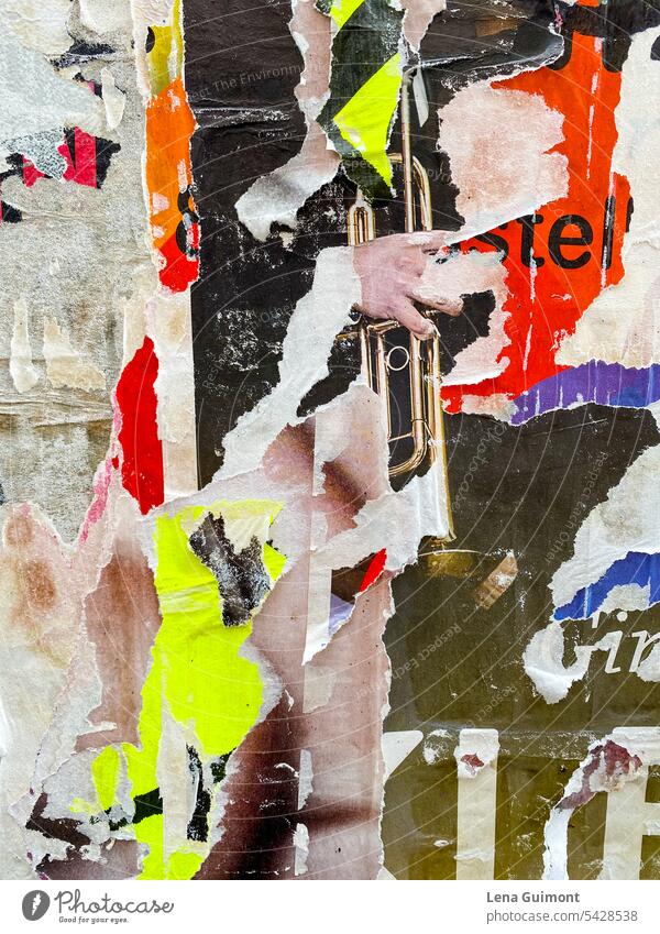 Collage abgerissenes Poster Trompete Farbfoto Muster mehrfarbig Kunst Strukturen & Formen Buchstaben Neongelb Detailaufnahme Papier