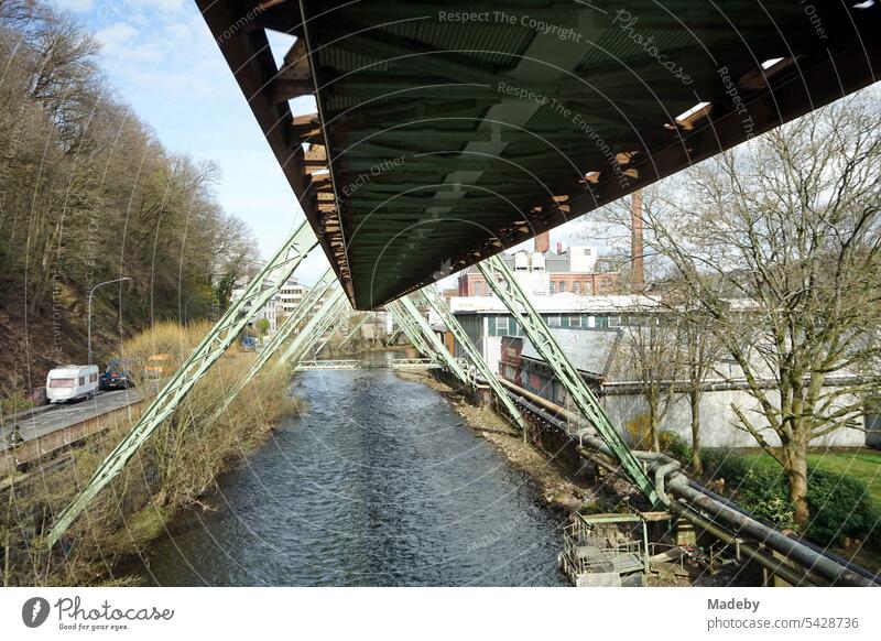 Stahlträger der Gleise der Wuppertaler Schwebebahn über der Wupper in der Frühlingssonne im Stadtzentrum von Wuppertal im Bergischen Land in Nordrhein-Westfalen, Deutschland