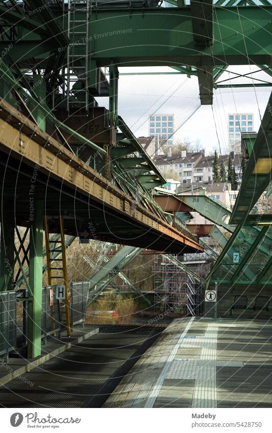 Stahlträger der Trasse an einem Bahnhof der Wuppertaler Schwebebahn über der Wupper im Frühling in der Innenstadt von Wuppertal im Bergischen Land in Nordrhein-Westfalen