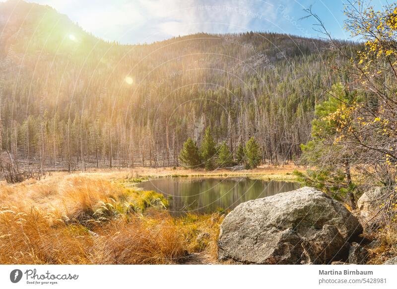 See im Rocky Mountains National Park, Colorado Bergkette dramatischer Himmel orange Rocky Mountain National Park Nationalpark reisen Sonneneruptionen blau