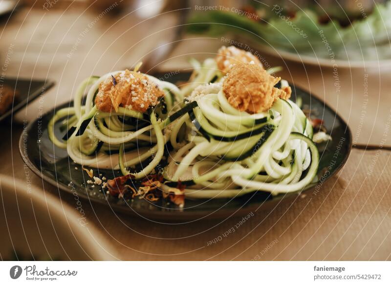 Zucchinispaghetti Spaghetti lowcarb gesund Gemüse Biografie Bolognese Restaurant Stadt Essen erfrischend Lifestyle genießen diät