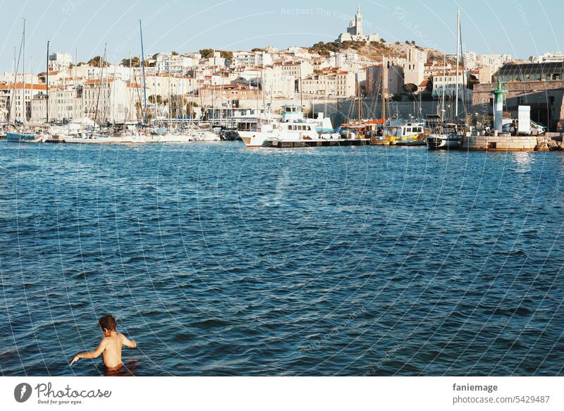 kleiner Junge, der im alten Hafen in Marseille verbotenerweise baden geht Vieux-Port Alter Hafen Mittelmeer mediterran südfrankreich Provence Frankreich Stadt