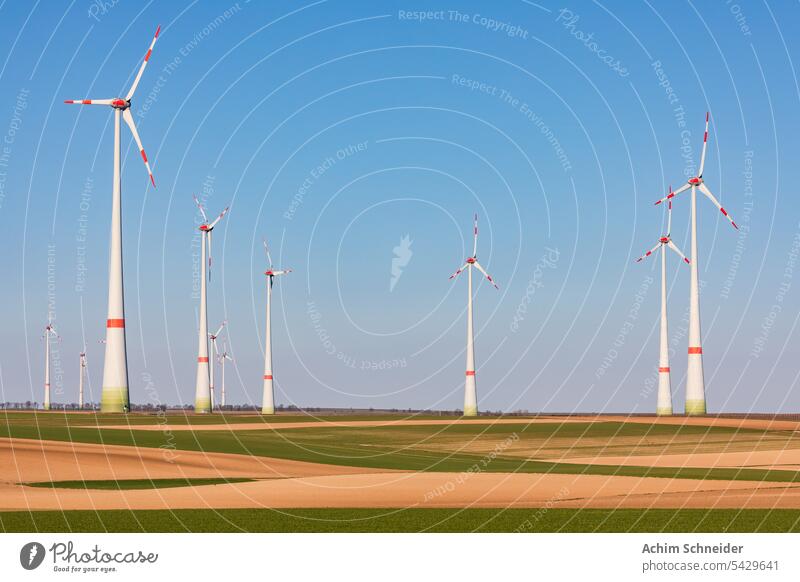 Die riesigen Türme eines Windparks zur Stromerzeugung für die deutsche Energiewende Bereiche Feld Fernansicht Himmel Klimawandel Landschaft malerische Aussicht