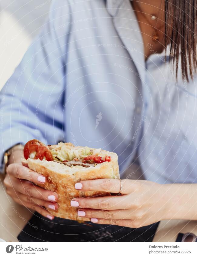Ein junger Mensch genießt ein Rindfleischsandwich Erwachsener asiatisch Hintergrund Bokeh Brot Frühstück Brötchen Burger Kalorie Kalorien Cheeseburger