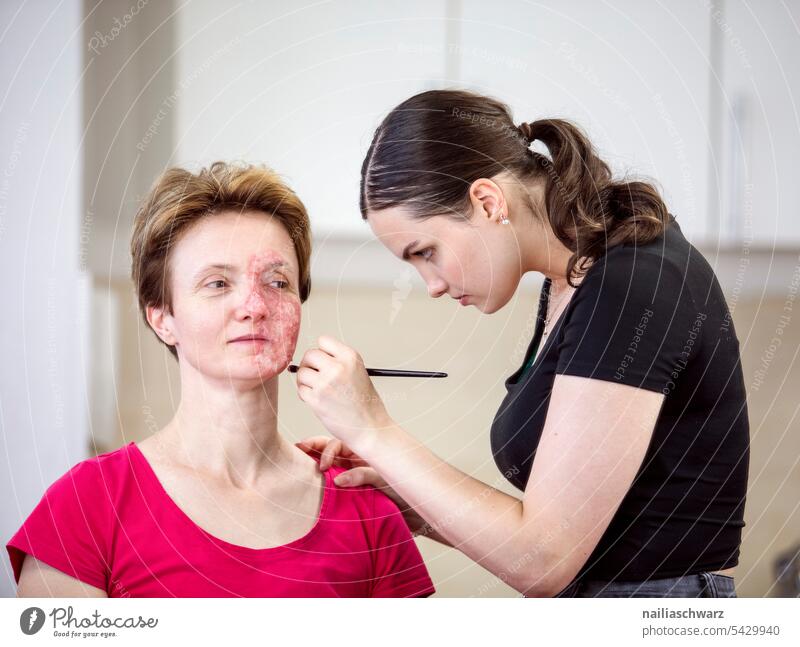 Make up Artist bei der Arbeit. Schönheitssalon Schönheitspflege pflegen Arbeitsplatz Behandlung Arbeit & Erwerbstätigkeit Gesichtsbehandlung Kosmetikerin