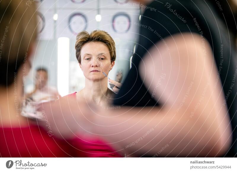 Frau im Schönheitssalon Schönheitspflege pflegen Behandlung Gesichtsbehandlung Arbeitsplatz Arbeit & Erwerbstätigkeit Kosmetikerin Make-up Beruf Spiegelung