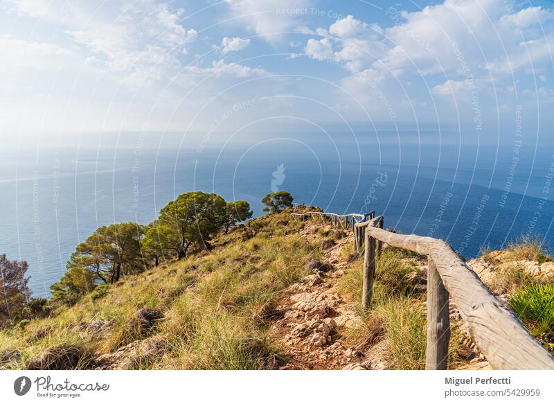 Blick vom Cerro Gordo-Gebiet in Almuñecar, Granada, auf das Mittelmeer. maro cerro gordo Andalusia Aussichtspunkt Spanien Urlaub reisen Zaun Costa del Sol