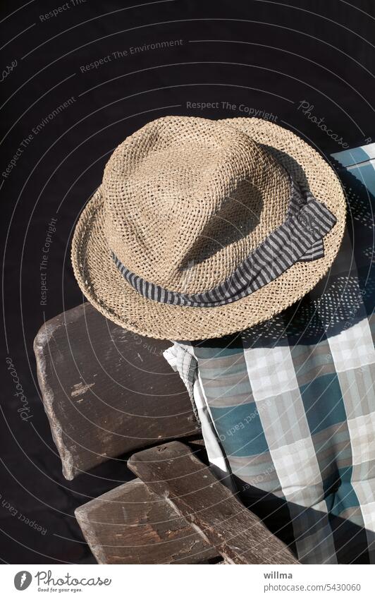 Herr Sommer hat sich verabschiedet und seinen Hut dagelasst Strohhut sommerlich Gartenstuhl Sitzkissen Urlaubsfeeling Entspannng Sommerurlaub Holzstuhl Bank