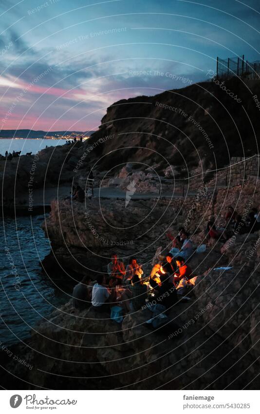 Geburtstagsgesellschaft am Meer II felsküste Marseille Mittelmeer mediterran Abendsonne sonnenuntergang Blaue Stunde stimmung Menschen atmosphäre feiern
