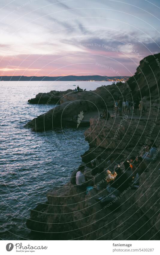 den Tag am Strand ausklingen lassen Marseille hafenstadt Felsen felsküste Entspannung entspannen Feierabend Abendspaziergang feiern sonnenuntergang Blaue Stunde