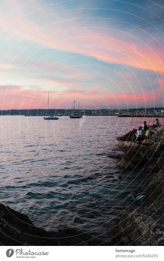am Meer in Malmousque bei Sonnenuntergang mit Segelbooten im Hintergrund Marseille Mittelmeer abends Wasser am Wasser rosa Himmel Rosa Wolken sonnenuntergang