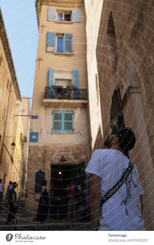 im Panier in Marseille Tragetasche altstadt schauen alte Häuser Gebäude blaue Fensterläden fensterläden Provence südfrankreich baufällig Gasse Gassen Treppe