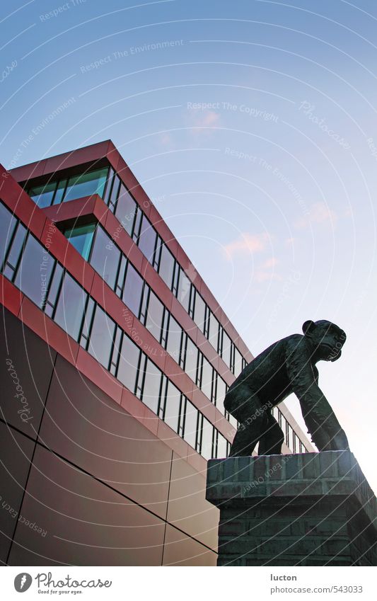 Affen-Skulptur vor modernen Bürogebäude Kultur Wolkenloser Himmel Sonnenaufgang Sonnenuntergang Sonnenlicht Schönes Wetter Stadt Stadtzentrum Bankgebäude