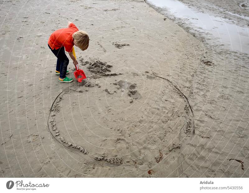 Auch Löcher halten nicht ewig | Kind will ein großes Loch am Strand mit der Schaufel ausheben Sandschaufel Kreis Ferien & Urlaub & Reisen Meer Sommer spielen