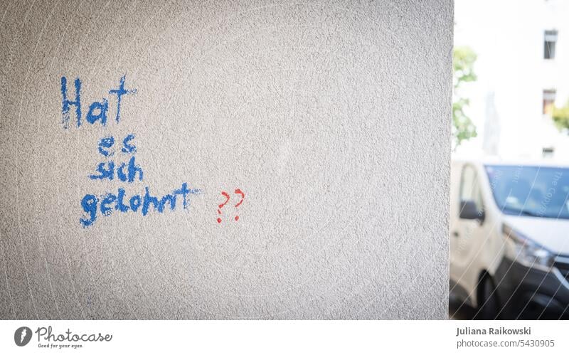 Graffiti mit Inschrift „Hat es sich gelohnt?“ Handschrift Schrift Straßenkunst Schmiererei Text Lifestyle Wandmalereien trashig Subkultur Jugendkultur Gebäude