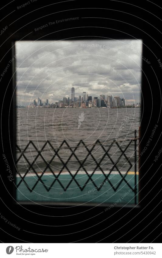 Manhattan from the Coney Island Ferry, City Of New York. USA car Autofahren Sonnenuntergang Straße Viertel Block Amerika Oldtimer Fenster Licht Filmlook