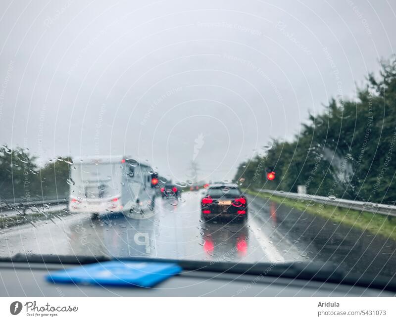 Reiserückverkehr | Autofahrt bei Regen auf der Autobahn Wohnmobil Rücklicht Straße PKW Verkehr Autofahren Verkehrswege Straßenverkehr Mobilität Fahrzeug